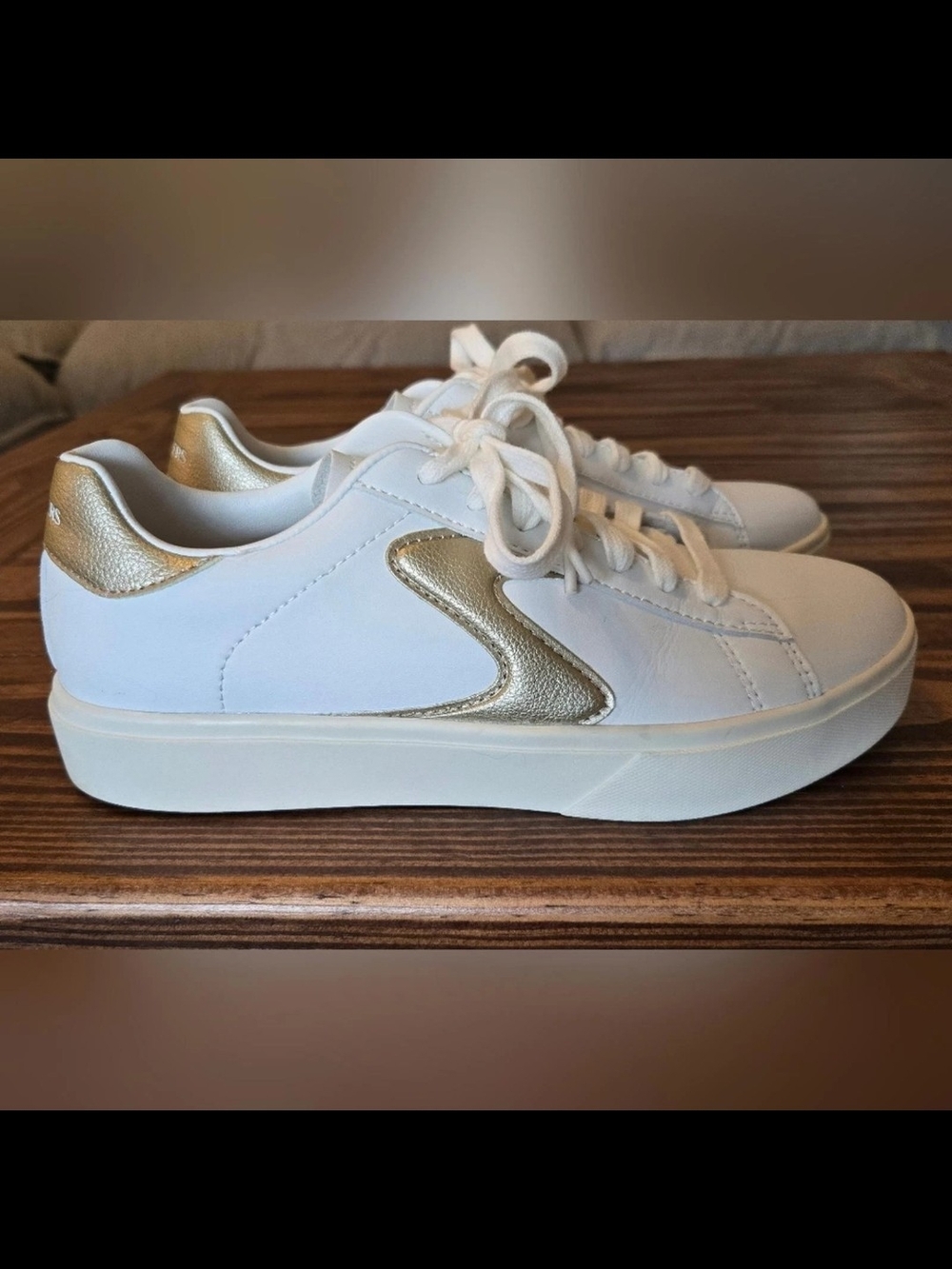 Skechers White & Gold Women's Low-Top Sneakers